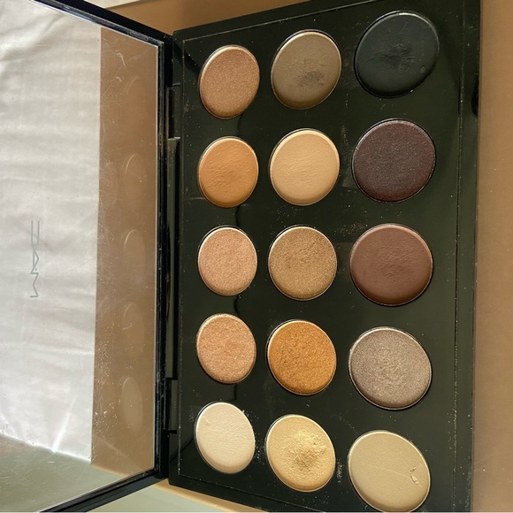 MAC 15 shades eyeshadow palette - Picture 3 of 3